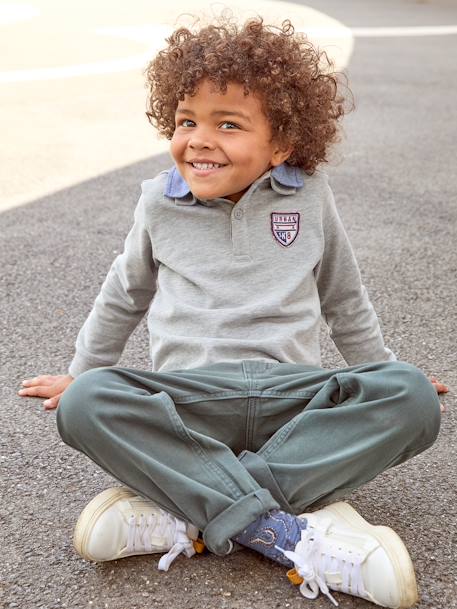 Polo con emblema y cuello chambray, niño AZUL FUERTE LISO CON MOTIVOS+GRIS CLARO JASPEADO+ROJO OSCURO LISO CON MOTIVOS 