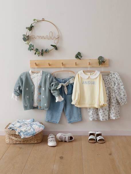 Chaqueta bordada con canalé inglés y cuello de pico para bebé verde agua 