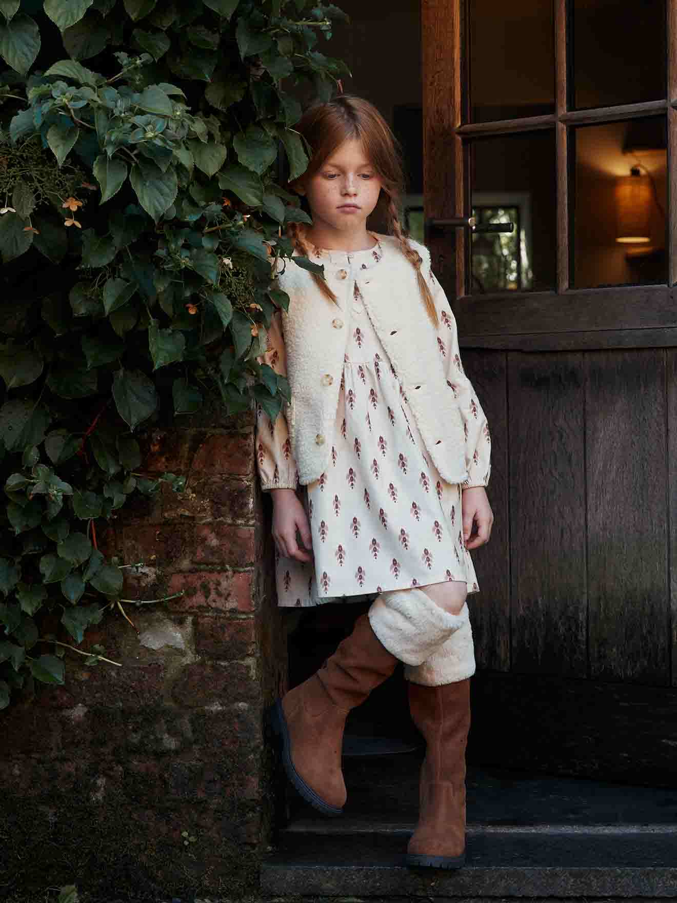 Fusta De Equitación Para Niños Shires | Mango De Plástico Hilado, Correa De Muñeca De Cuero | Longitud 24 Pulgadas (60 Cm)
