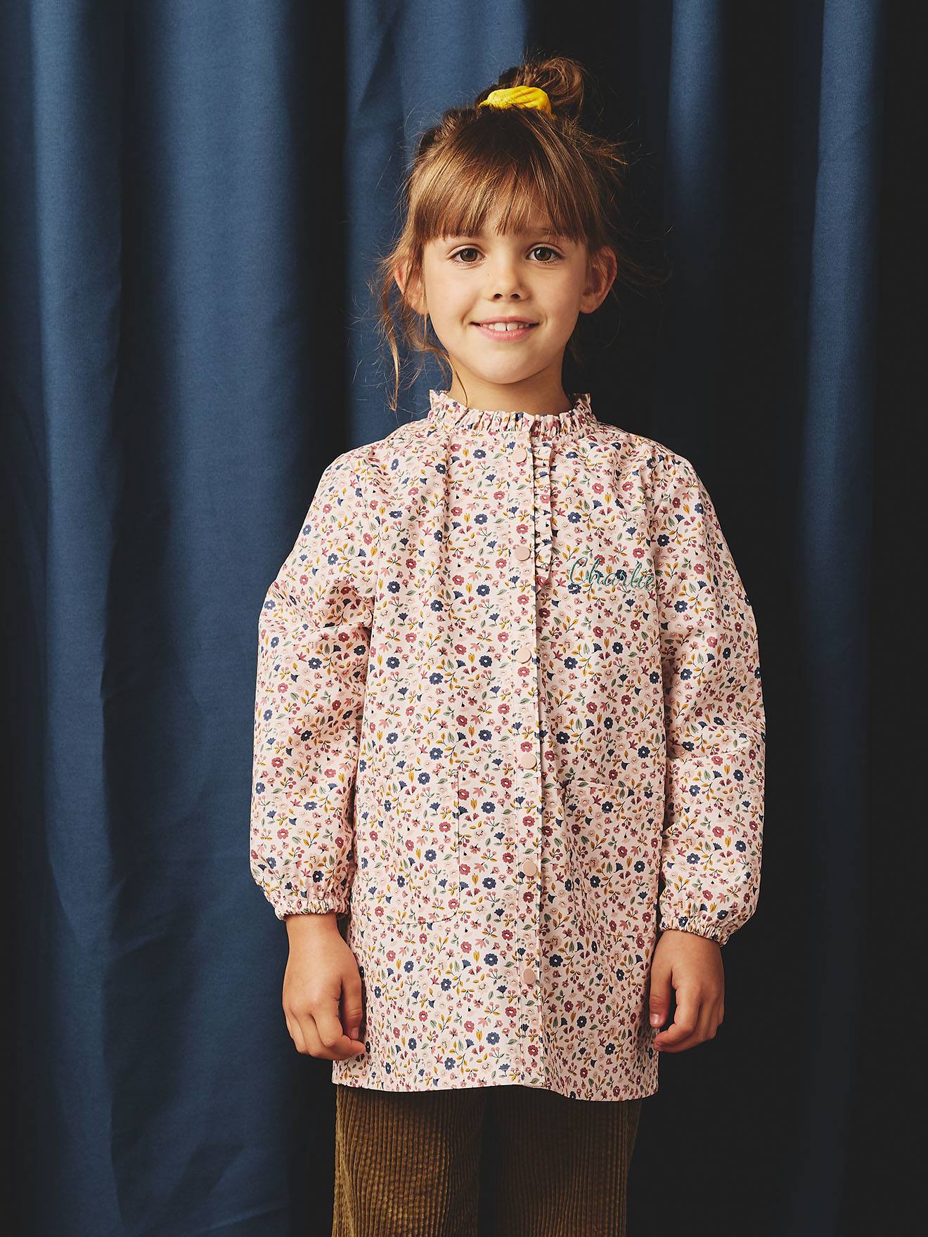 Bata escolar personalizable LILIBETH floreada para niña rosa