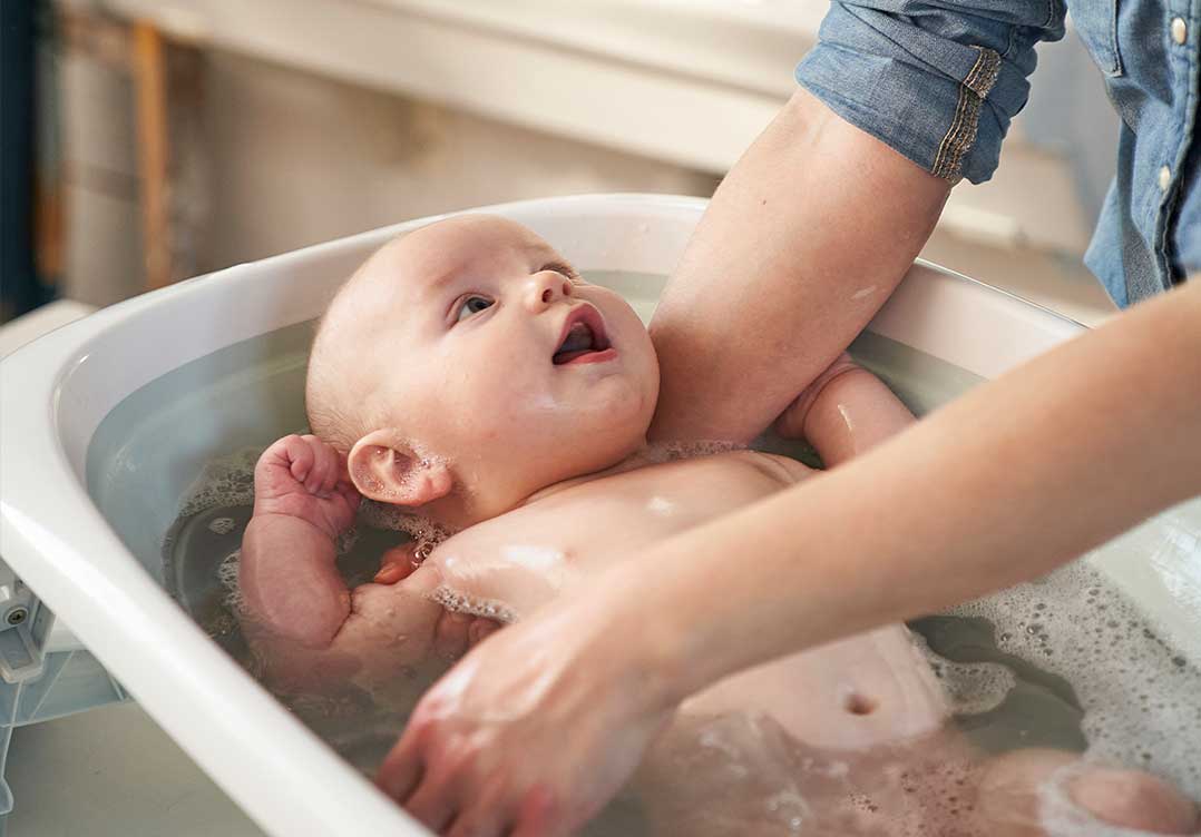 ¿Cómo bañar a un bebé? 